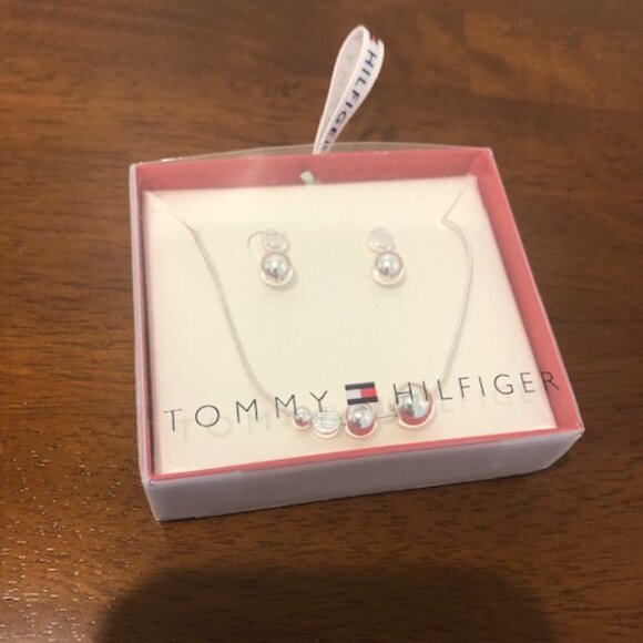 Tommy Hilfiger Silver Tone Pearl Earrings And Necklace Set NWT - Picture 5 of 9